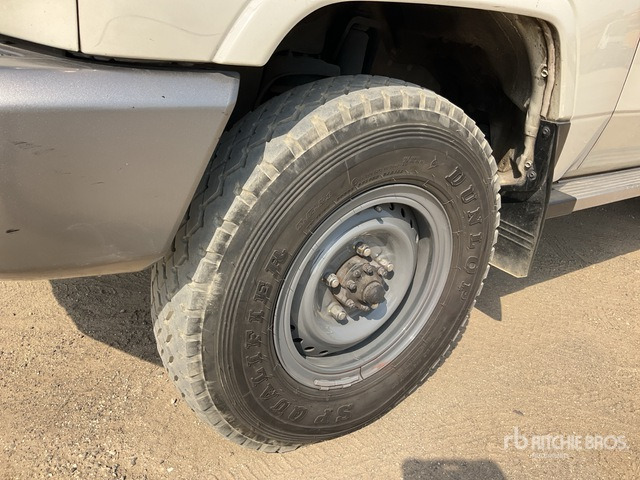 2014 Toyota Land Cruiser LX 76L 4x4 SUV - SUV: picture 5 2014 Toyota Land Cruiser LX 76L 4x4 SUV - SUV: picture 5