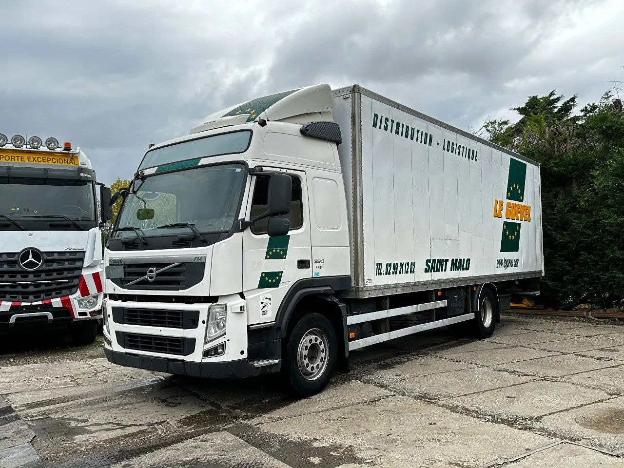 Volvo FM 330 4X2 BOX Spring/Air EURO5 Double Airco Ret - Box truck: picture 2 Volvo FM 330 4X2 BOX Spring/Air EURO5 Double Airco Ret - Box truck: picture 2
