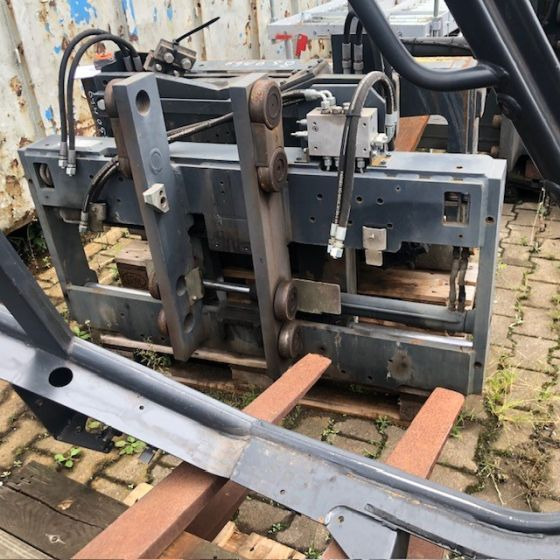 Integrated fork positioner shaft guid with side shift - Attachment for Material handling equipment: picture 1 Integrated fork positioner shaft guid with side shift - Attachment for Material handling equipment: picture 1