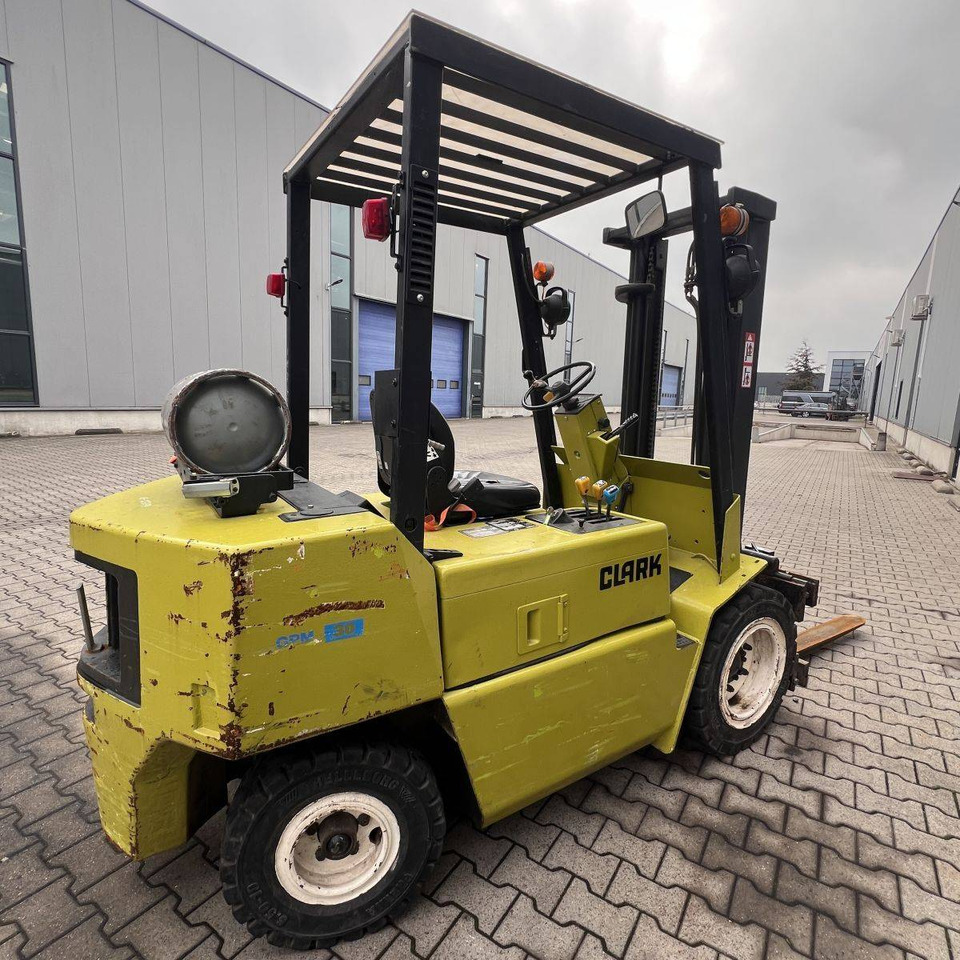 Clark GPM30 - LPG forklift: picture 2 Clark GPM30 - LPG forklift: picture 2