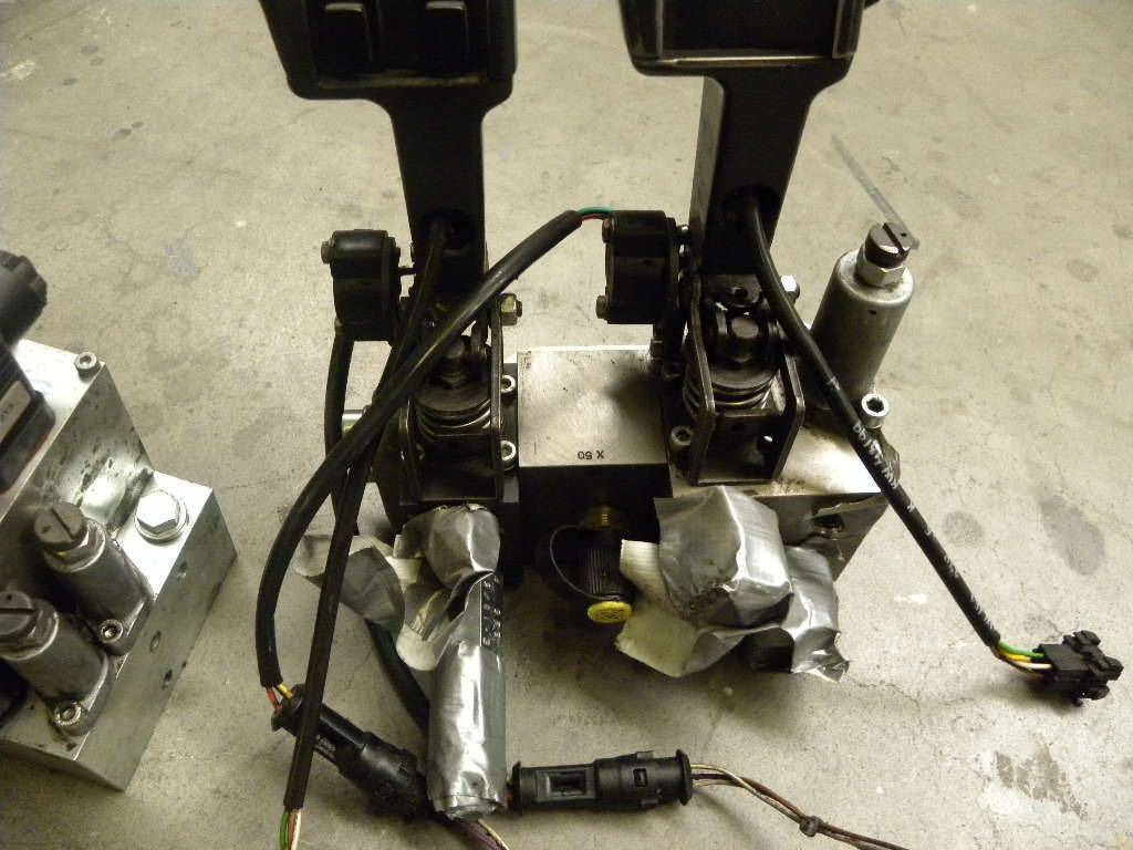 Hydraulic Consol with 2 hydraulic levers for Jungheinrich - Hydraulic valve for Material handling equipment: picture 2 Hydraulic Consol with 2 hydraulic levers for Jungheinrich - Hydraulic valve for Material handling equipment: picture 2