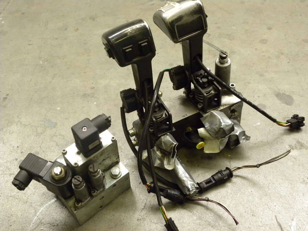 Hydraulic Consol with 2 hydraulic levers for Jungheinrich - Hydraulic valve for Material handling equipment: picture 1 Hydraulic Consol with 2 hydraulic levers for Jungheinrich - Hydraulic valve for Material handling equipment: picture 1