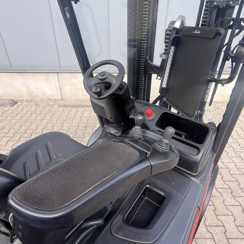 Linde E30 (387) - Electric forklift: picture 3 Linde E30 (387) - Electric forklift: picture 3