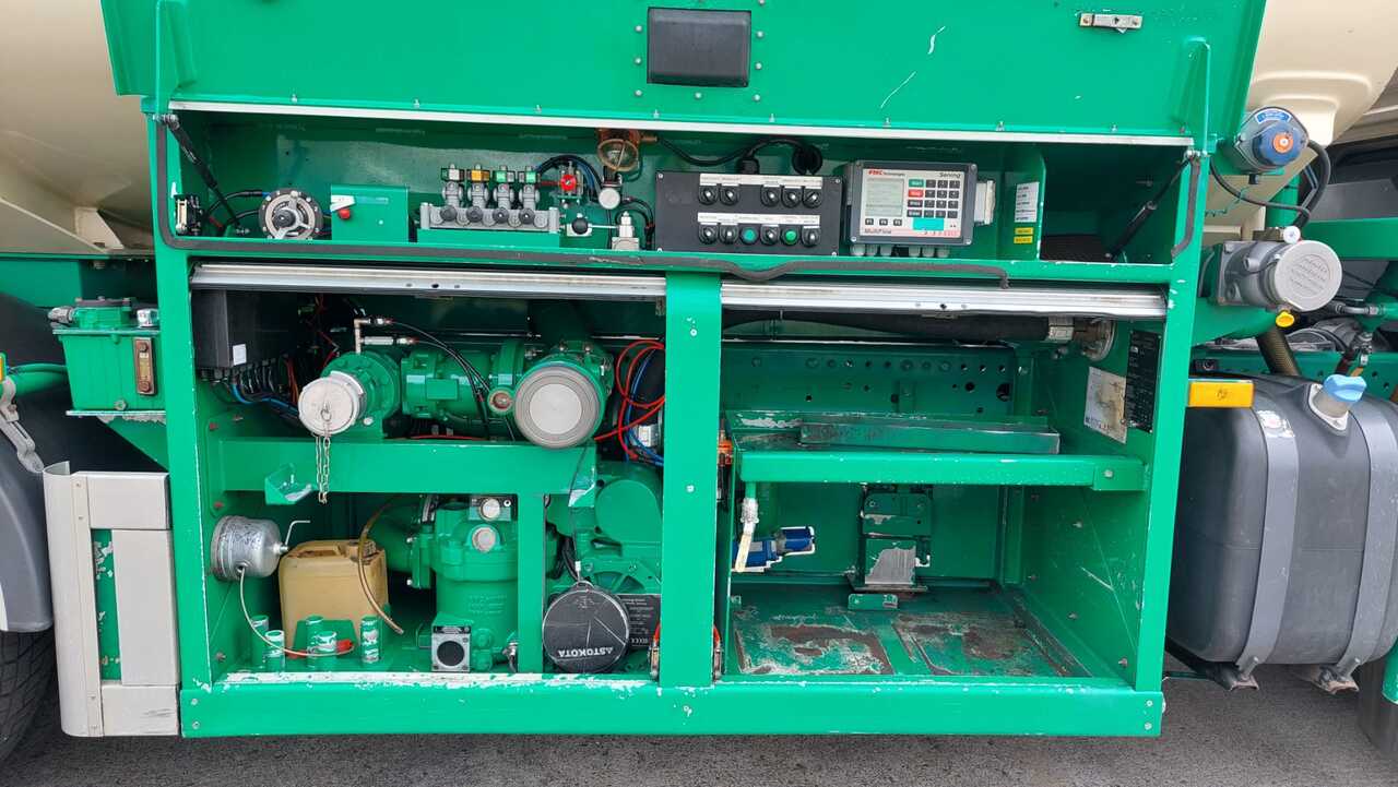 MERCEDES AXOR - Tank truck: picture 4 MERCEDES AXOR - Tank truck: picture 4