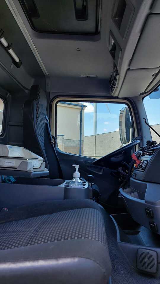 Interior photo 1: Tank truck MERCEDES AXOR