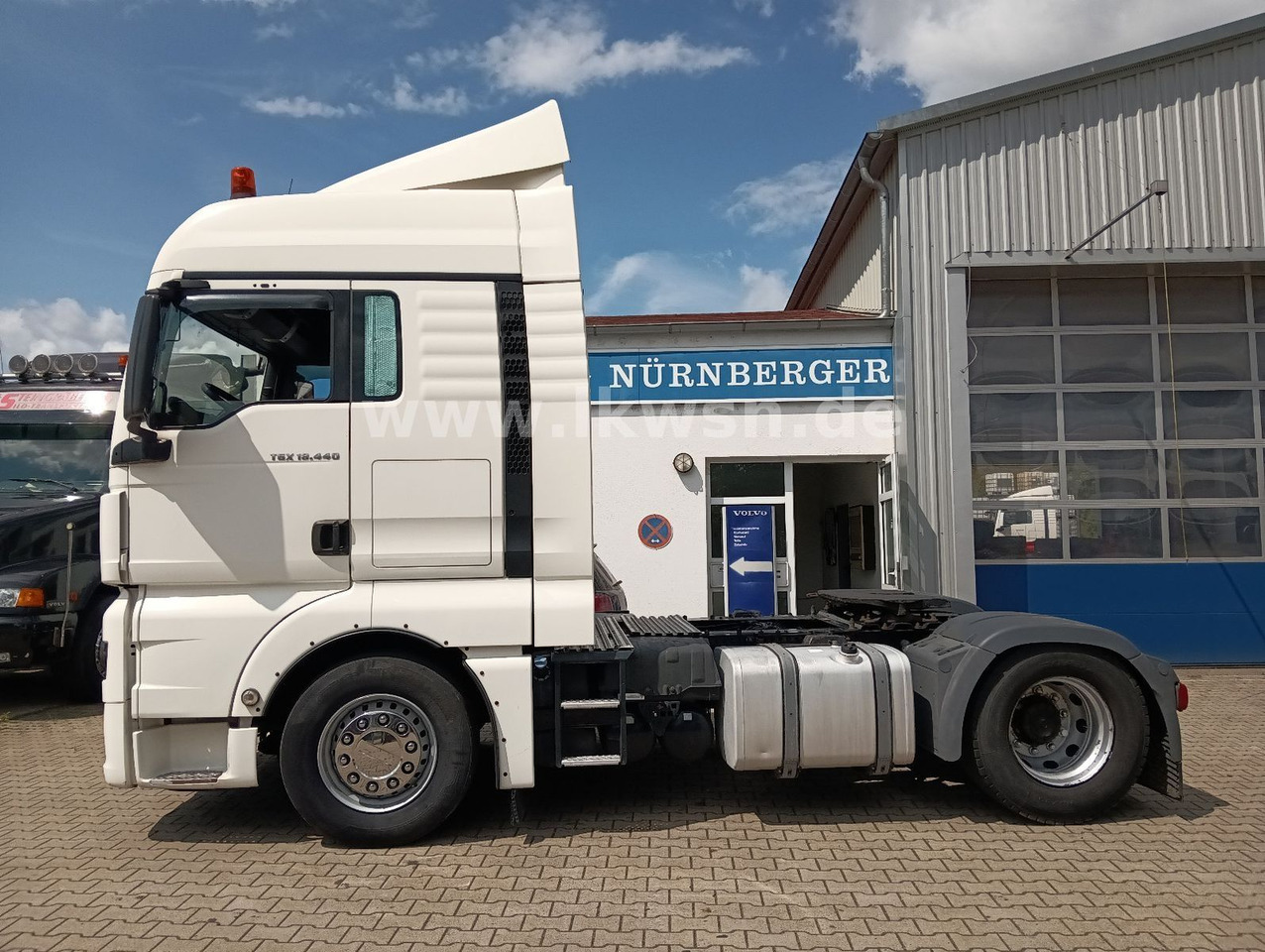 MAN TGX 18:440 FLT XLX 2xTank Klima Spoiler Kühlbox MAN TGX 18:440 FLT XLX 2xTank Klima Spoiler Kühlbox - Tractor unit: picture 1 MAN TGX 18:440 FLT XLX 2xTank Klima Spoiler Kühlbox MAN TGX 18:440 FLT XLX 2xTank Klima Spoiler Kühlbox - Tractor unit: picture 1