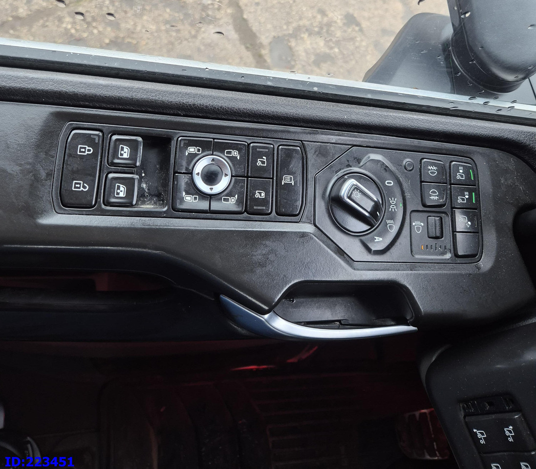 Cab chassis truck SCANIA R650 Full air 8x4 Steering axle (3 pedal): picture 11