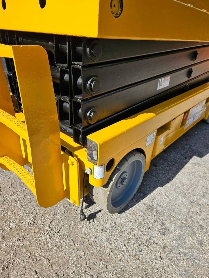 Haulotte Compact 10 N - Scissor lift: picture 3 Haulotte Compact 10 N - Scissor lift: picture 3