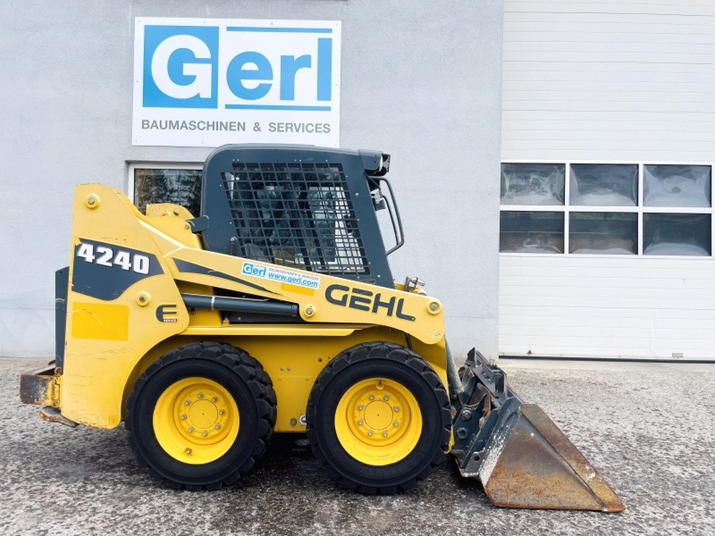 Gehl SL4240 (4035) - Skid steer loader: picture 2 Gehl SL4240 (4035) - Skid steer loader: picture 2