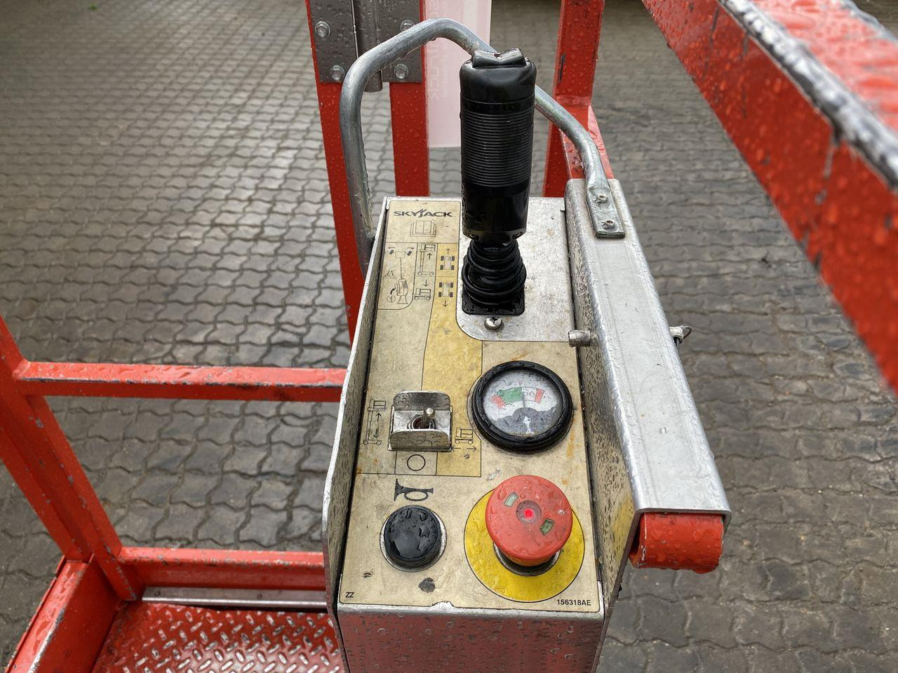 Skyjack SJ16 - Vertical mast lift: picture 3 Skyjack SJ16 - Vertical mast lift: picture 3