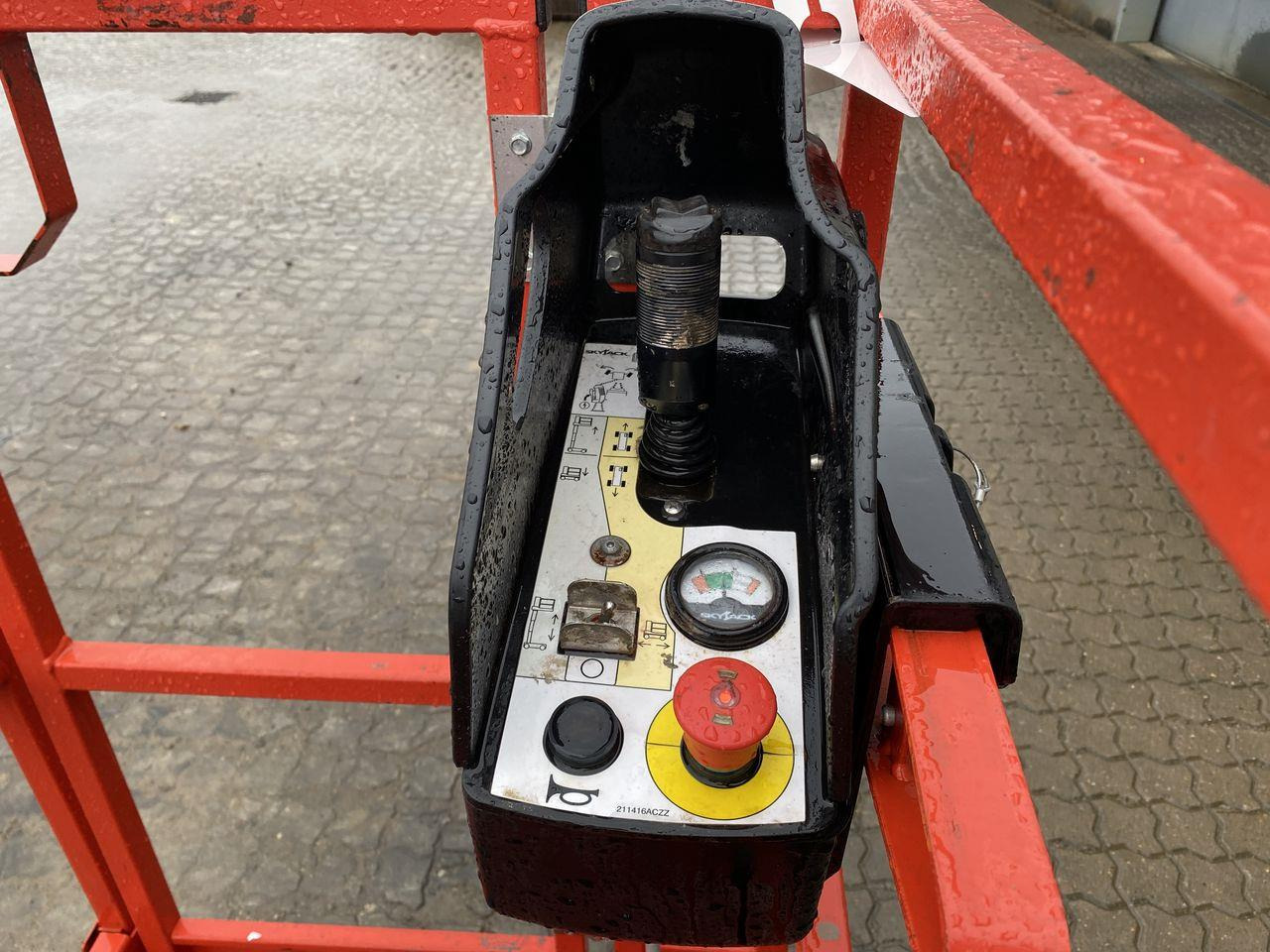 Skyjack SJ16 - Vertical mast lift: picture 3 Skyjack SJ16 - Vertical mast lift: picture 3