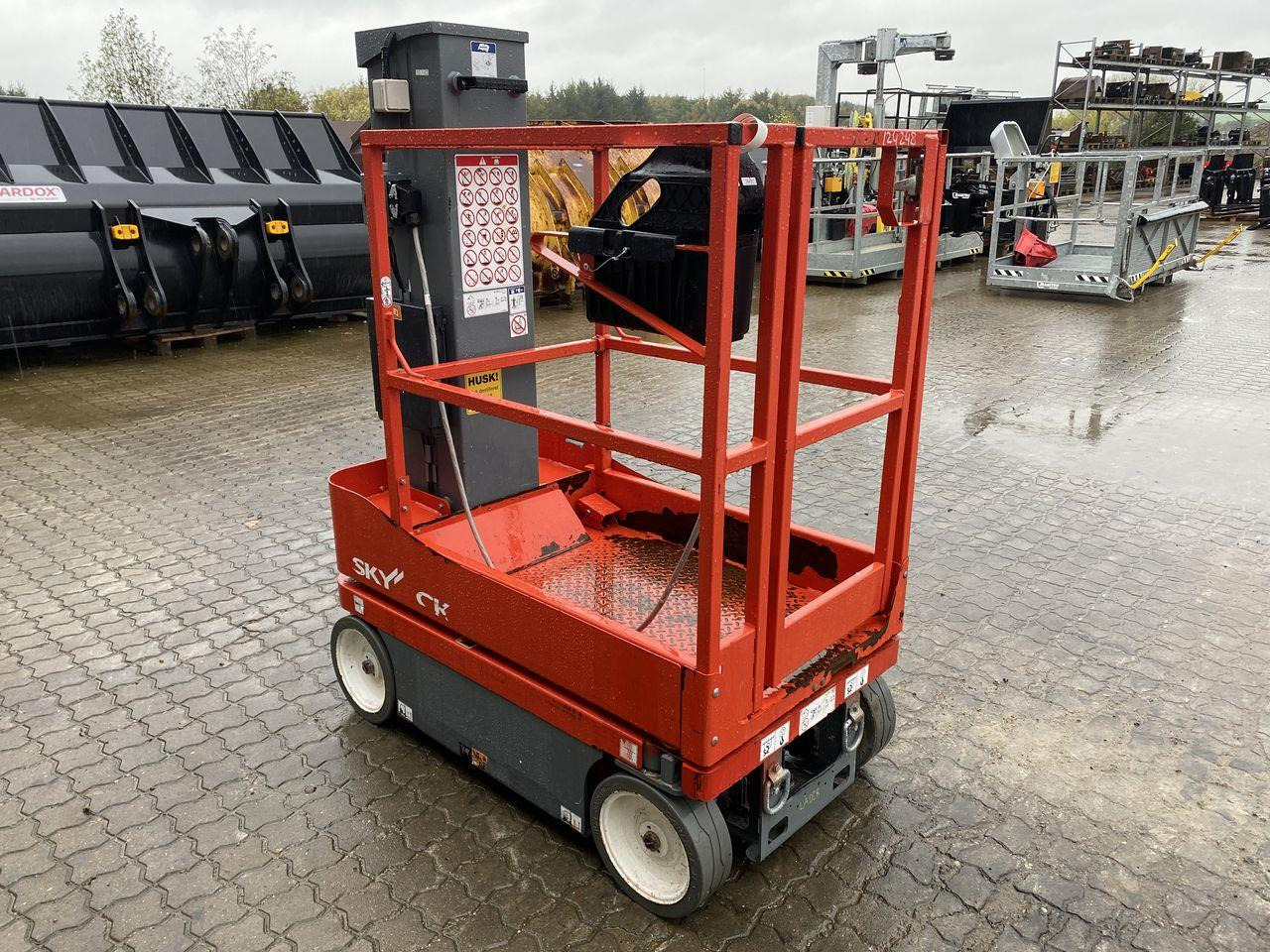 Skyjack SJ16 - Vertical mast lift: picture 5 Skyjack SJ16 - Vertical mast lift: picture 5