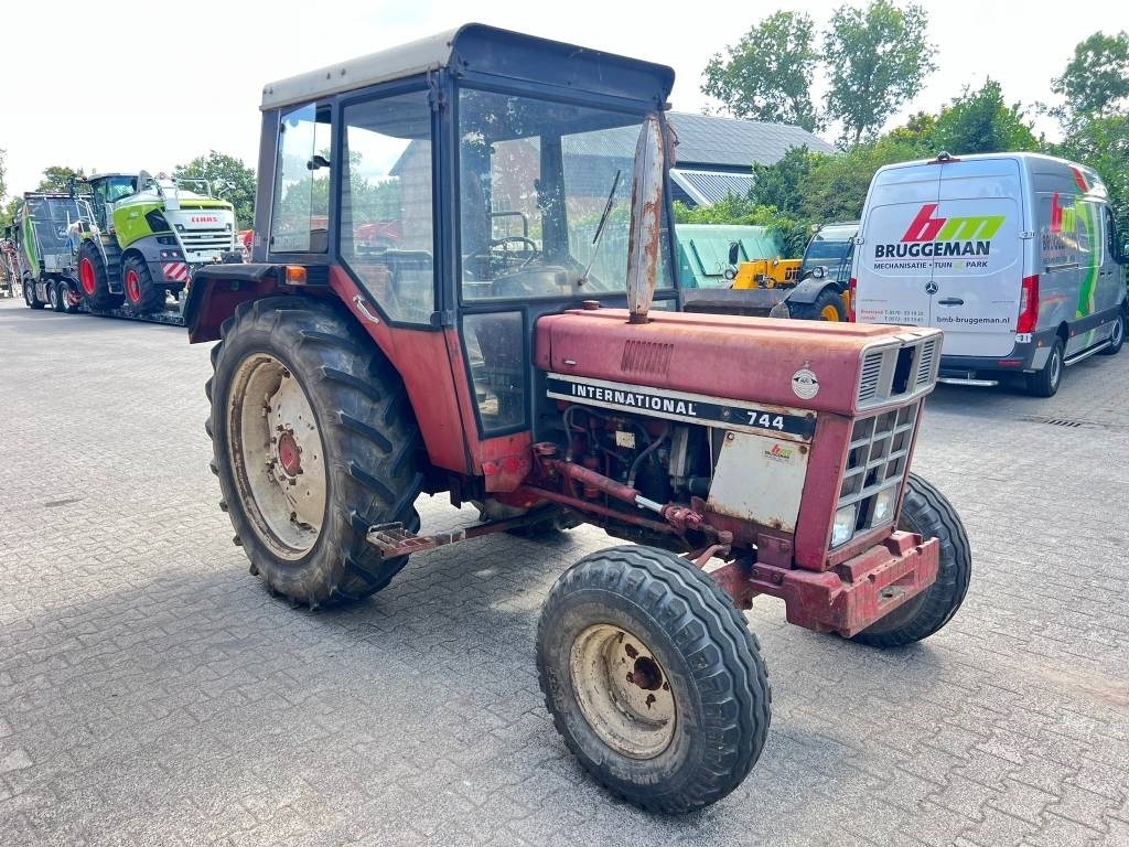 Farm tractor International 744: picture 7