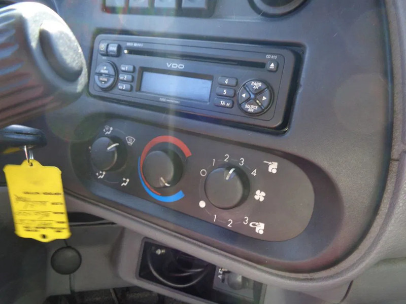 Curtainsider truck DAF LF55.180 + MANUAL + LIFT: picture 6