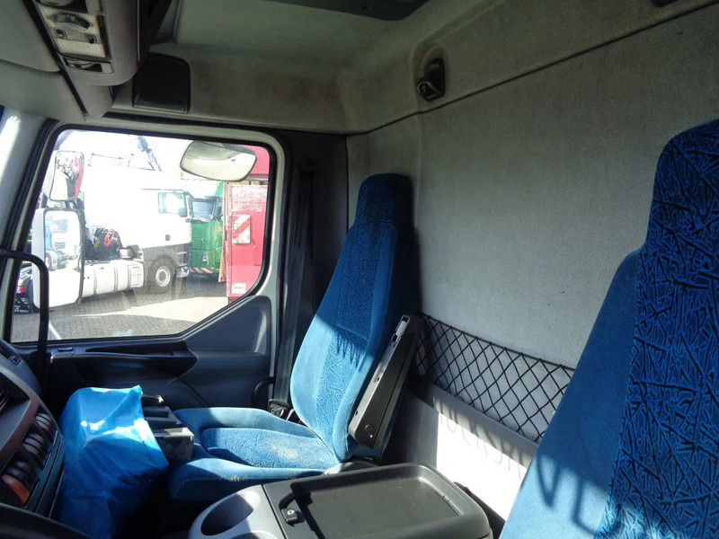 Curtainsider truck DAF LF55.180 + MANUAL + LIFT: picture 7