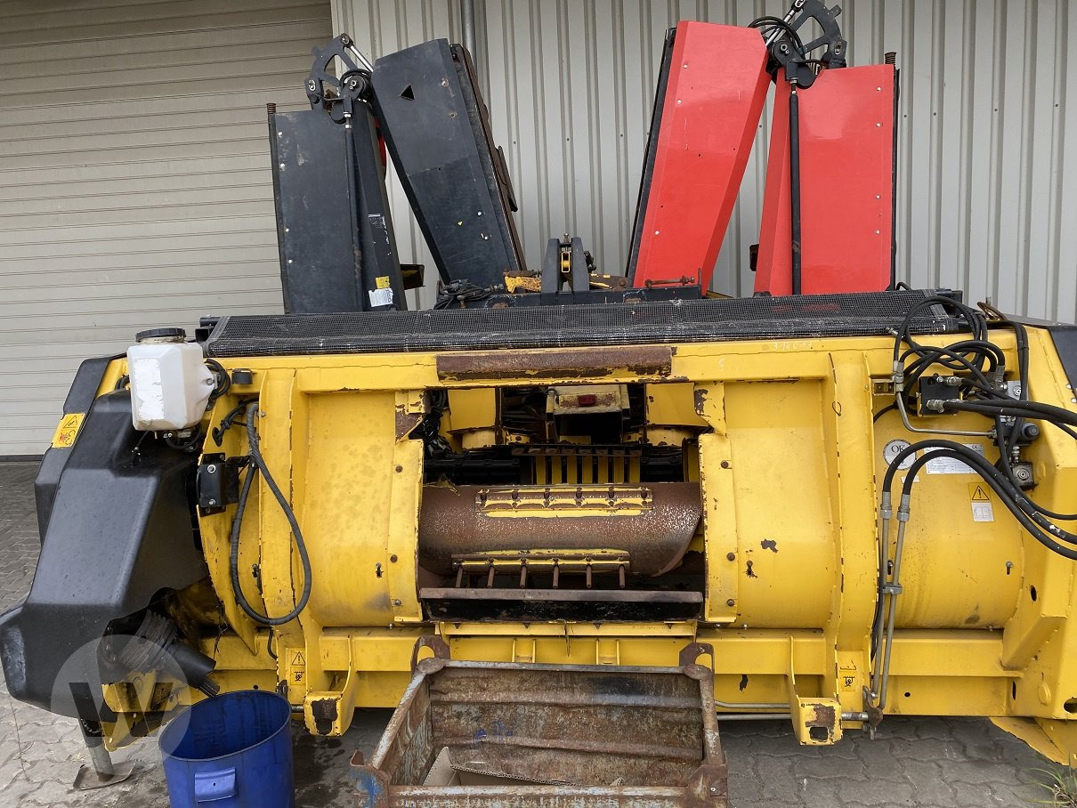New Holland 270 FP - Forage harvester attachment: picture 2 New Holland 270 FP - Forage harvester attachment: picture 2