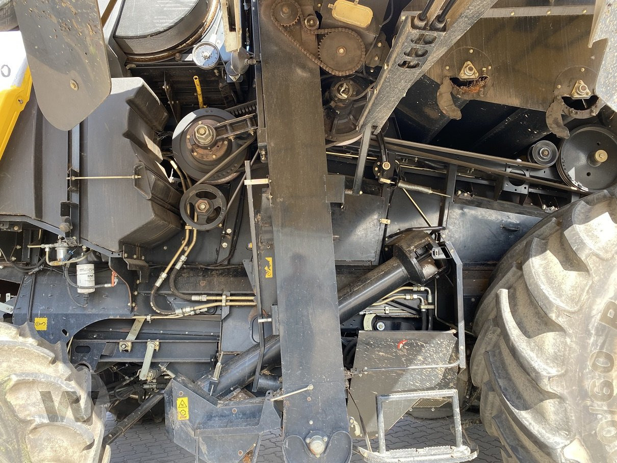 New Holland CR 9090 - Combine harvester: picture 2 New Holland CR 9090 - Combine harvester: picture 2