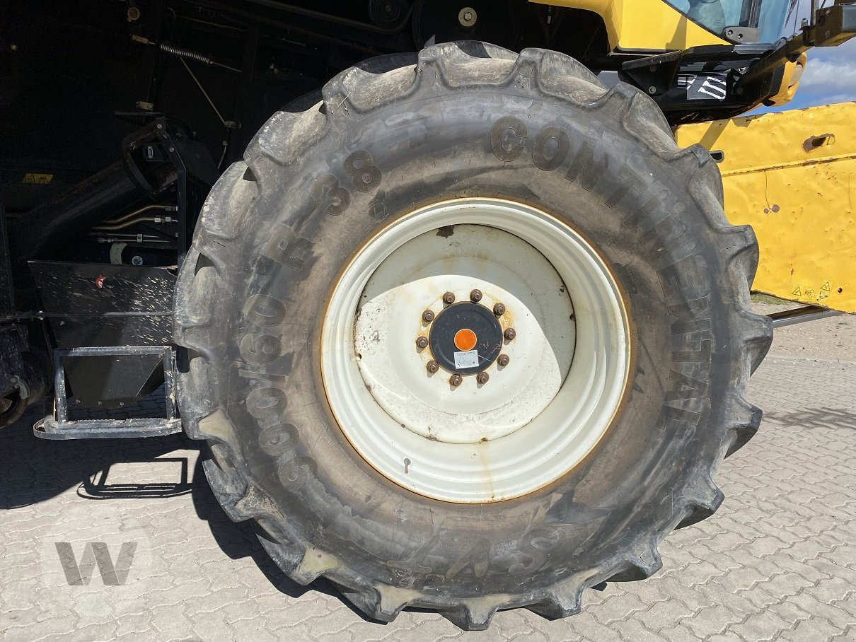 New Holland CR 9090 - Combine harvester: picture 3 New Holland CR 9090 - Combine harvester: picture 3