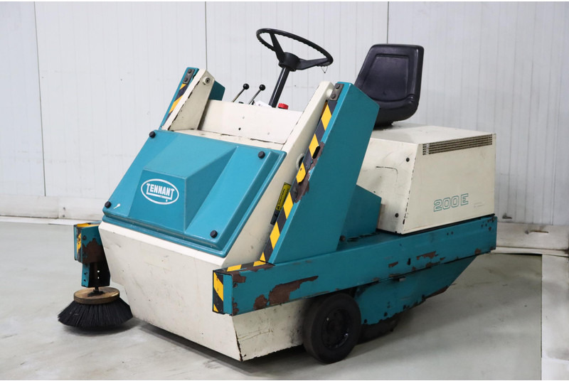 TENNANT 200E - Industrial sweeper: picture 3 TENNANT 200E - Industrial sweeper: picture 3