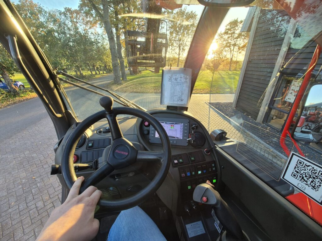 Telescopic handler MANITOU MRT 2150+ privilege: picture 12