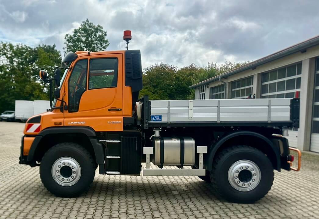 Unimog 530 - U530 405 44301 Mercedes Benz 405 - Municipal/ Special vehicle: picture 2 Unimog 530 - U530 405 44301 Mercedes Benz 405 - Municipal/ Special vehicle: picture 2