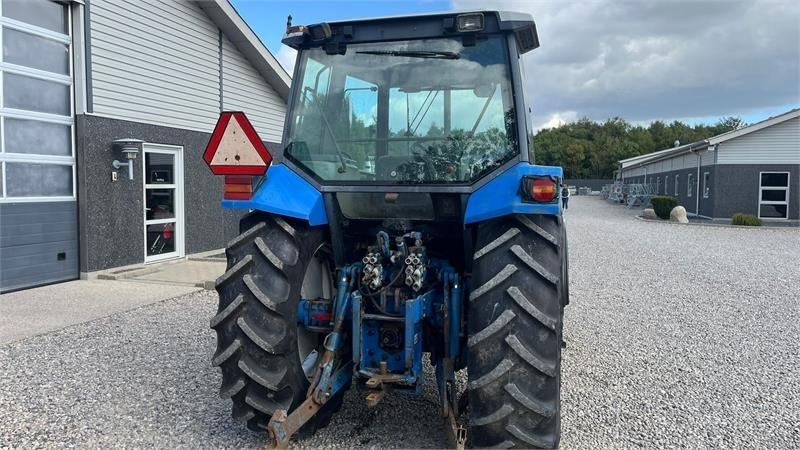 Farm tractor New Holland 8240 SLE Med frontlift og frontPTO: picture 14 Farm tractor New Holland 8240 SLE Med frontlift og frontPTO: picture 14