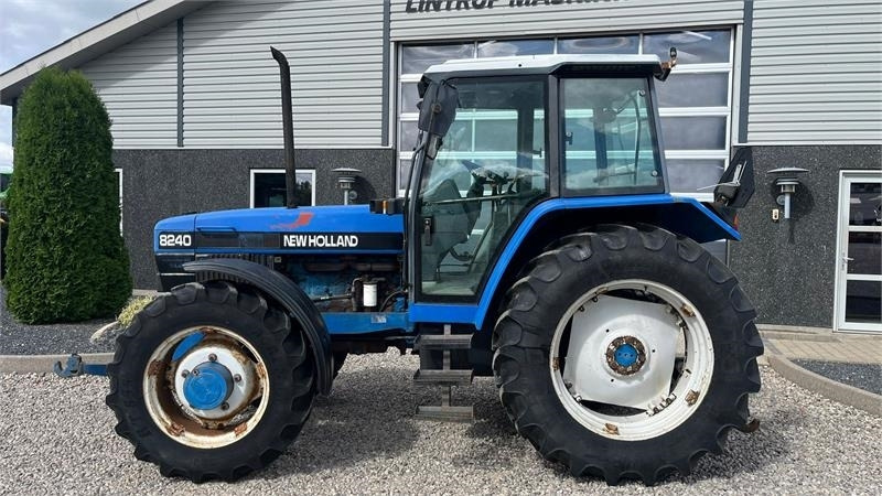 Farm tractor New Holland 8240 SLE Med frontlift og frontPTO: picture 10 Farm tractor New Holland 8240 SLE Med frontlift og frontPTO: picture 10