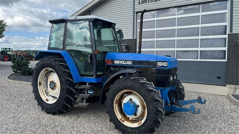 Farm tractor New Holland 8240 SLE Med frontlift og frontPTO: picture 15 Farm tractor New Holland 8240 SLE Med frontlift og frontPTO: picture 15