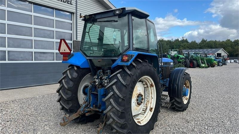 Farm tractor New Holland 8240 SLE Med frontlift og frontPTO: picture 13 Farm tractor New Holland 8240 SLE Med frontlift og frontPTO: picture 13