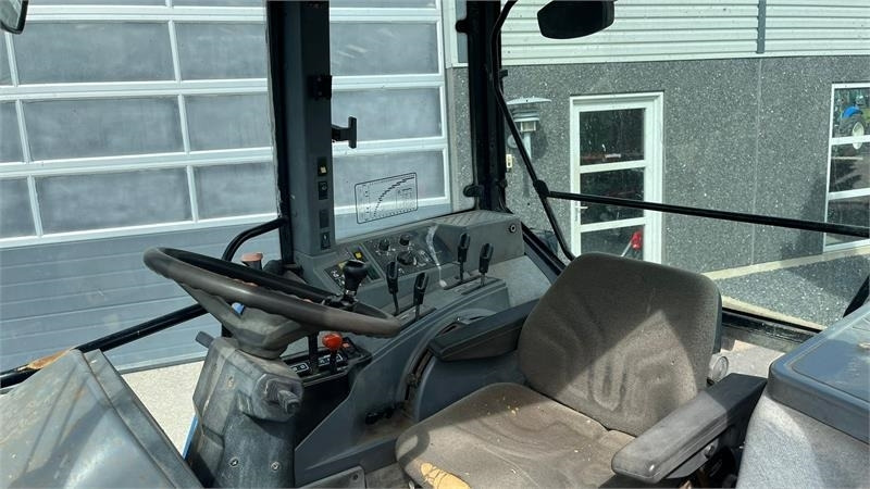Farm tractor New Holland 8240 SLE Med frontlift og frontPTO: picture 6 Farm tractor New Holland 8240 SLE Med frontlift og frontPTO: picture 6