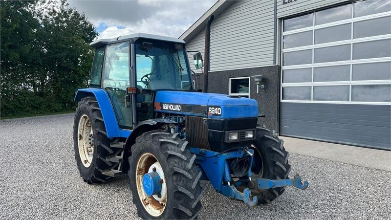 Farm tractor New Holland 8240 SLE Med frontlift og frontPTO: picture 16 Farm tractor New Holland 8240 SLE Med frontlift og frontPTO: picture 16