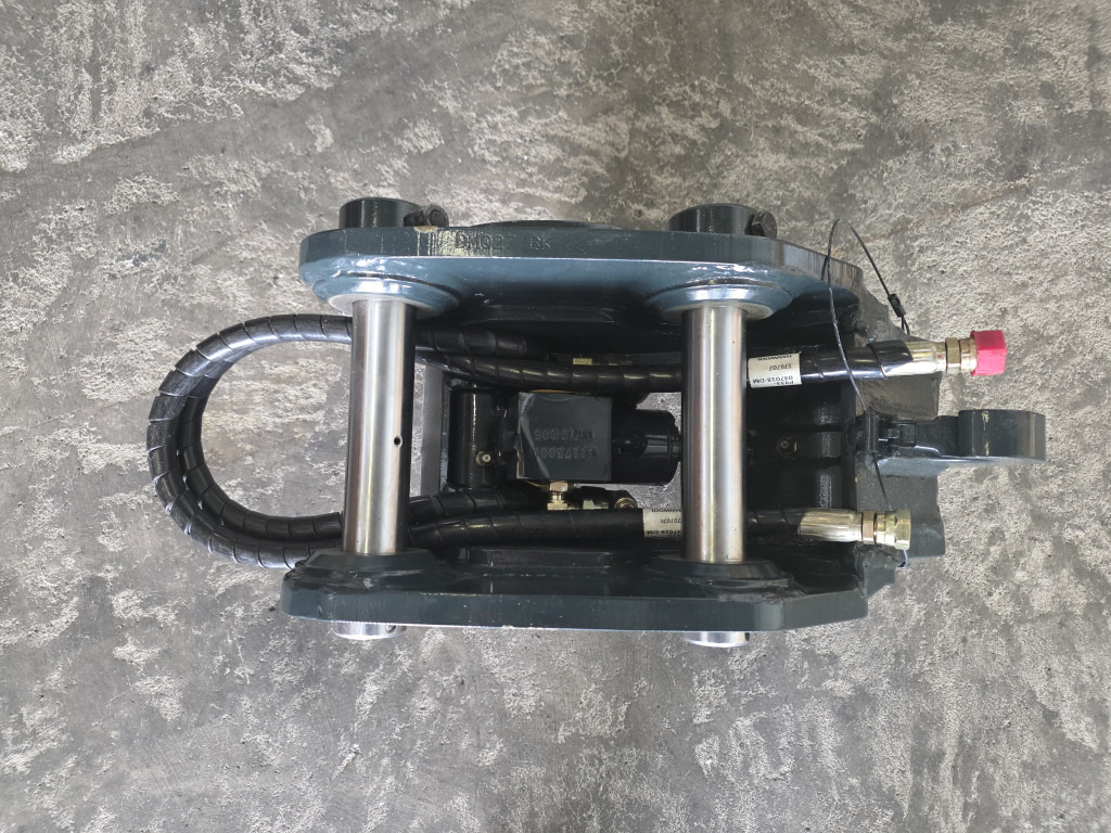 Case 32MK-95110CG - Quick coupler for Construction machinery: picture 2 Case 32MK-95110CG - Quick coupler for Construction machinery: picture 2