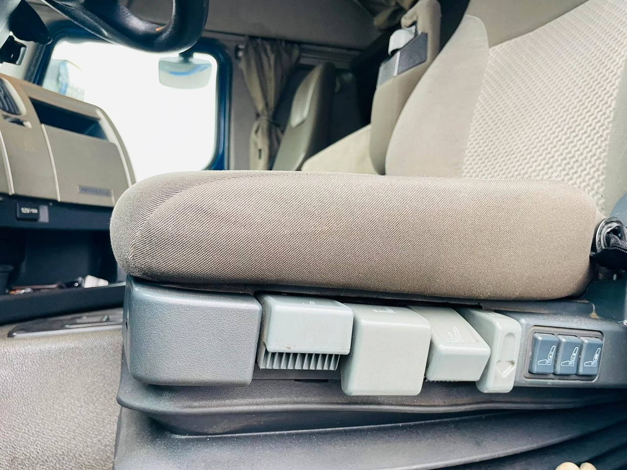 Curtainsider truck Renault Premium 460 P6X2 EEV: picture 14 Curtainsider truck Renault Premium 460 P6X2 EEV: picture 14