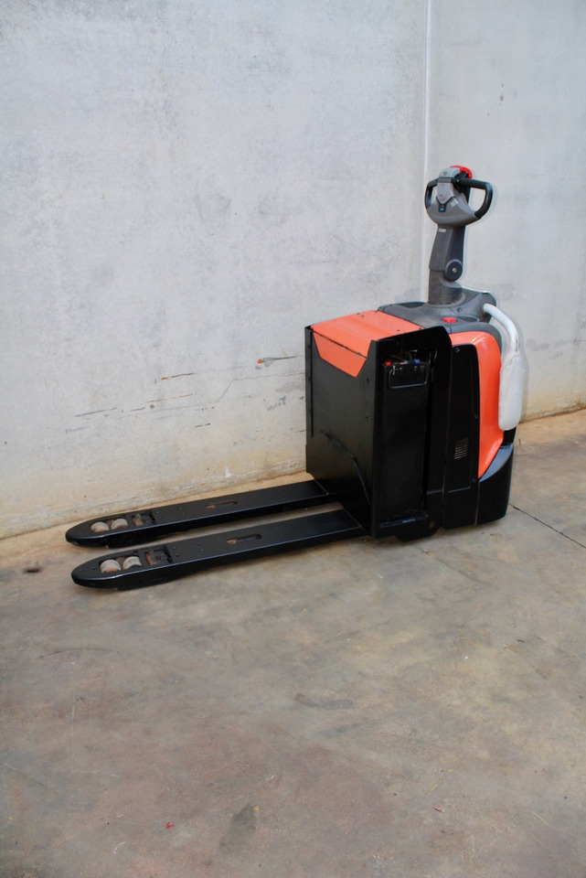 BT LPE 200 - Pallet truck: picture 2 BT LPE 200 - Pallet truck: picture 2