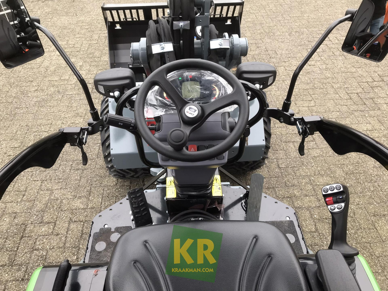 Compact loader Giant G2700E: picture 9 Compact loader Giant G2700E: picture 9