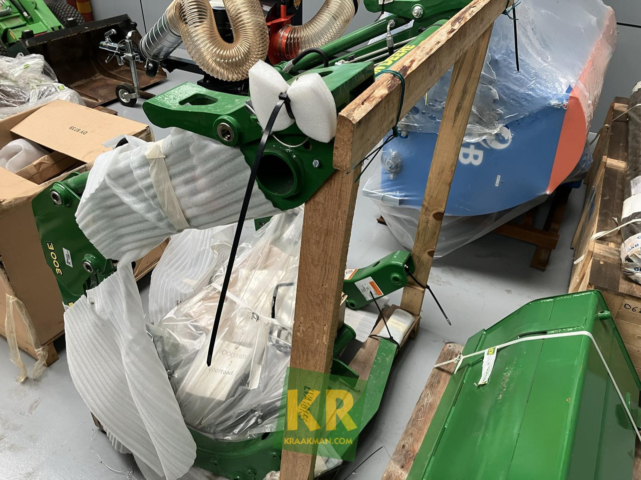 John Deere 300E - Front loader for tractor: picture 2 John Deere 300E - Front loader for tractor: picture 2