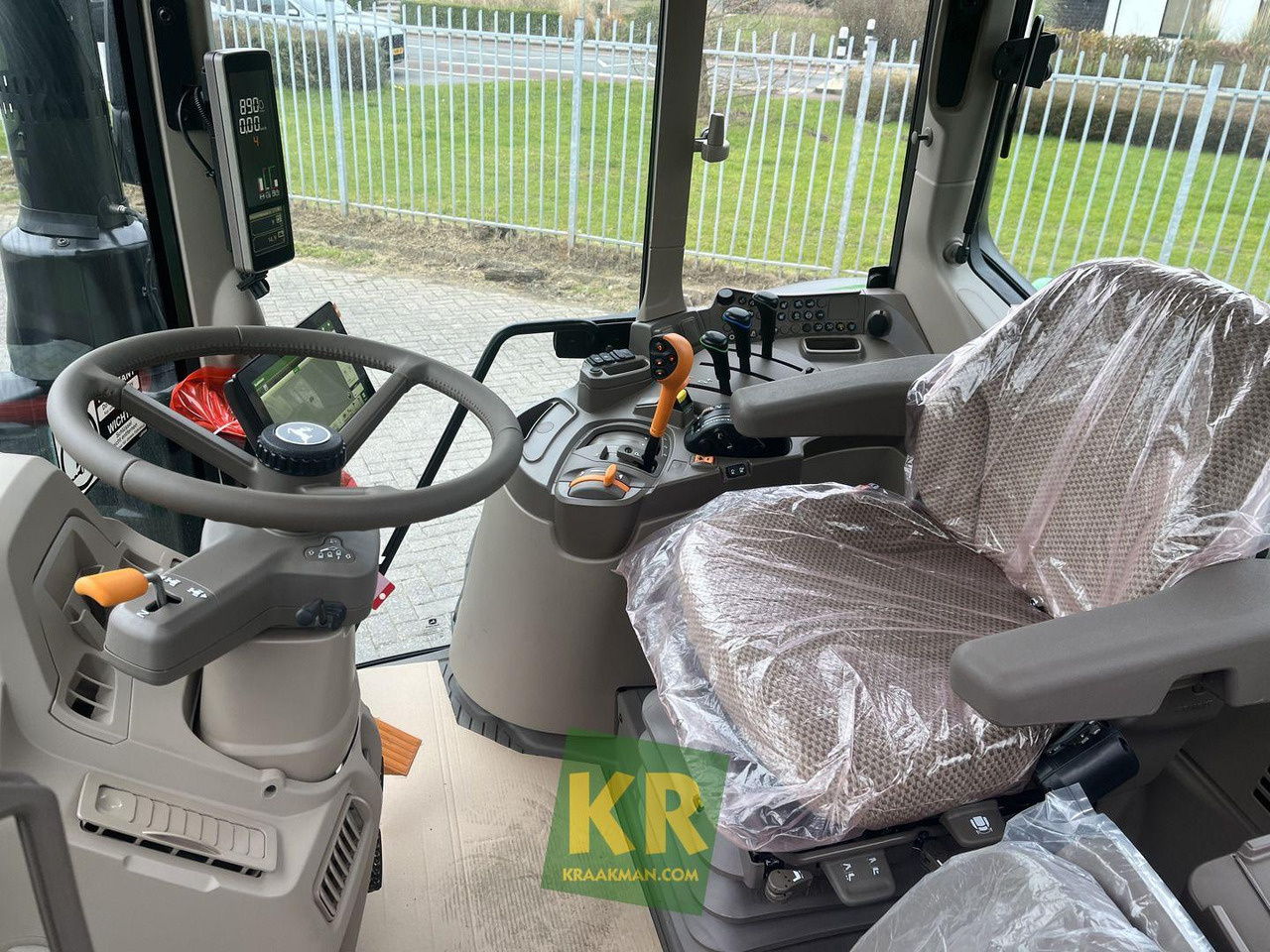 John Deere 6100M - Farm tractor: picture 5 John Deere 6100M - Farm tractor: picture 5