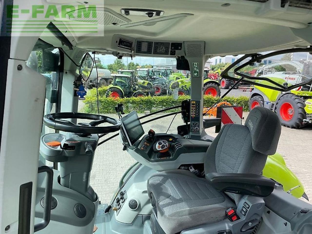 CLAAS axion 810 cm - Farm tractor: picture 3 CLAAS axion 810 cm - Farm tractor: picture 3