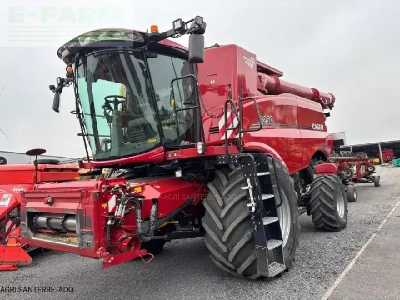 Case-IH axial-flow 8250 - Combine harvester: picture 1 Case-IH axial-flow 8250 - Combine harvester: picture 1