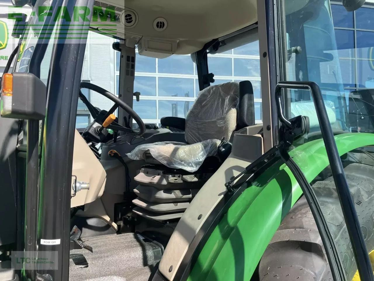 John Deere 5067e - Farm tractor: picture 5 John Deere 5067e - Farm tractor: picture 5