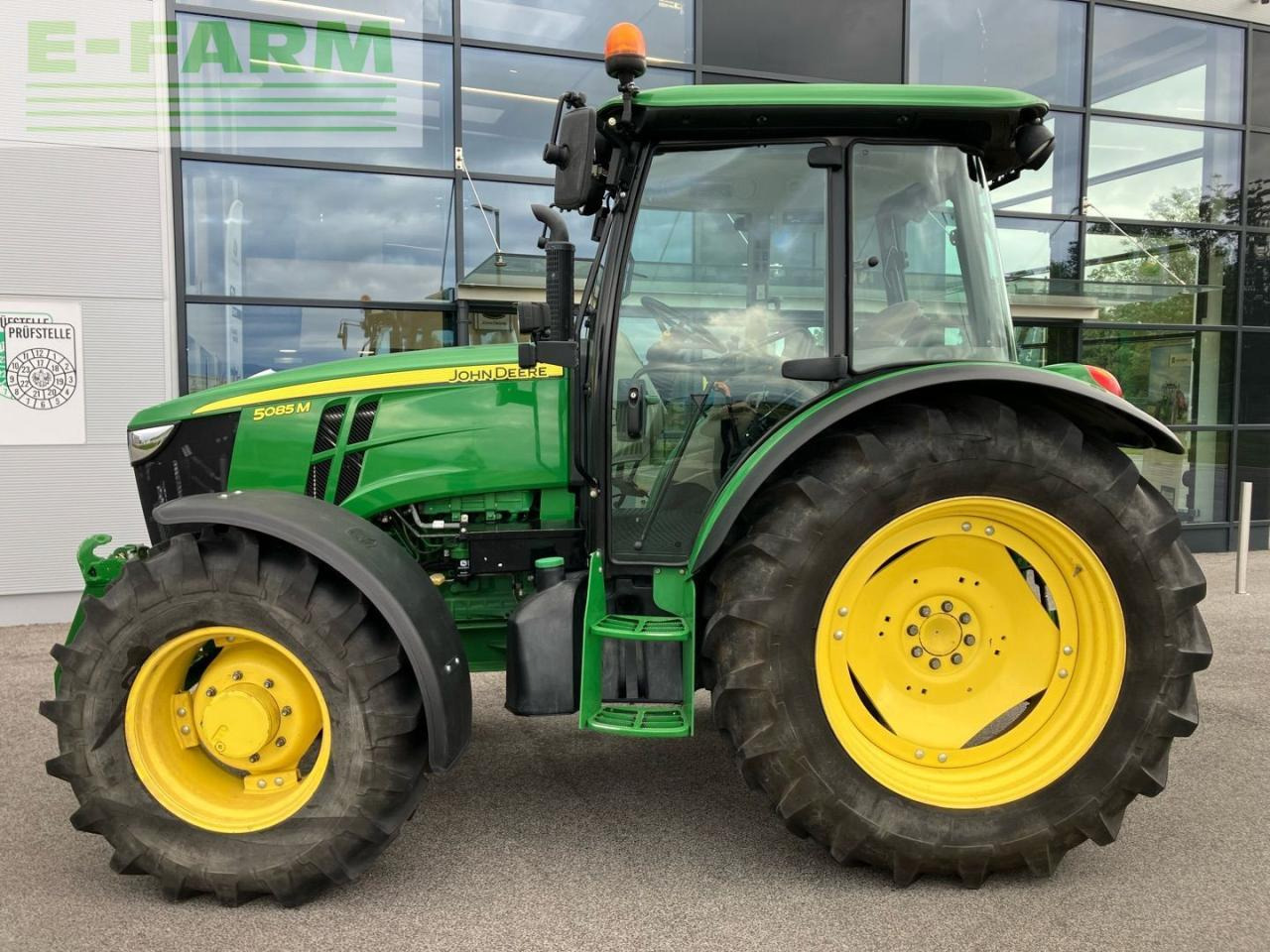 John Deere 5085M - Farm tractor: picture 2 John Deere 5085M - Farm tractor: picture 2