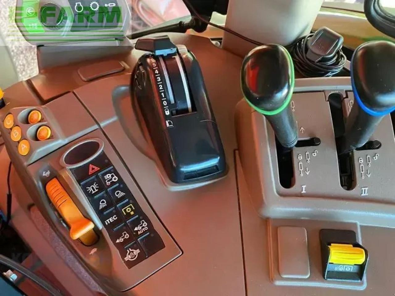 Farm tractor John Deere 5100r: picture 12