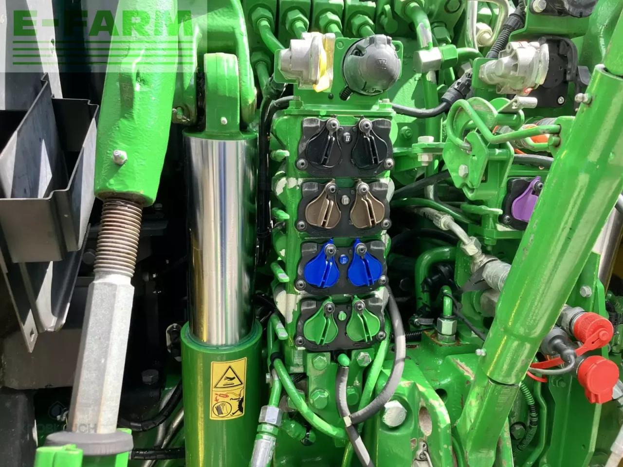 Farm tractor John Deere 6215r: picture 6