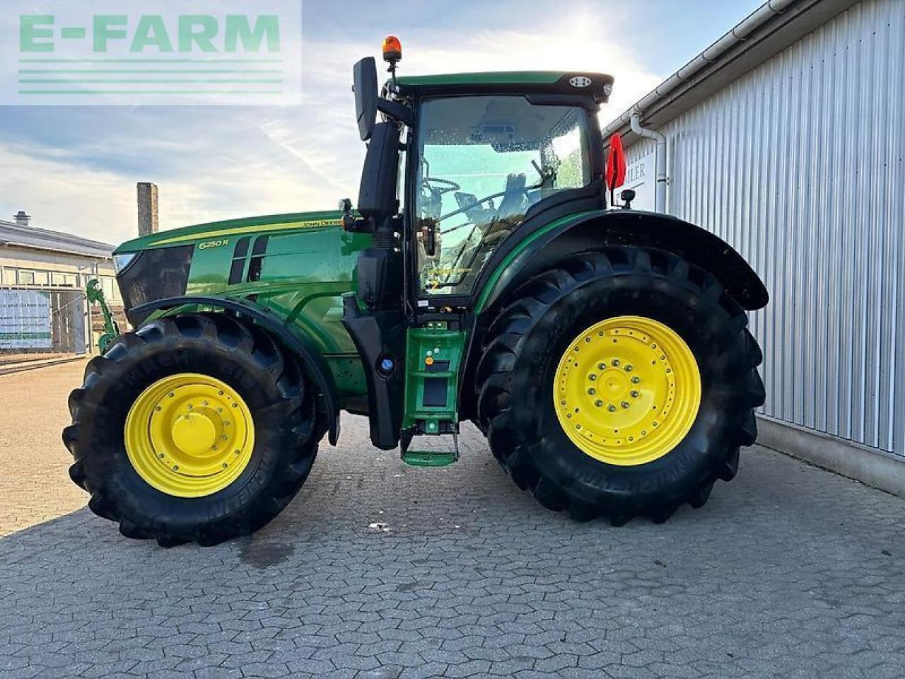 Farm tractor John Deere 6250r: picture 10