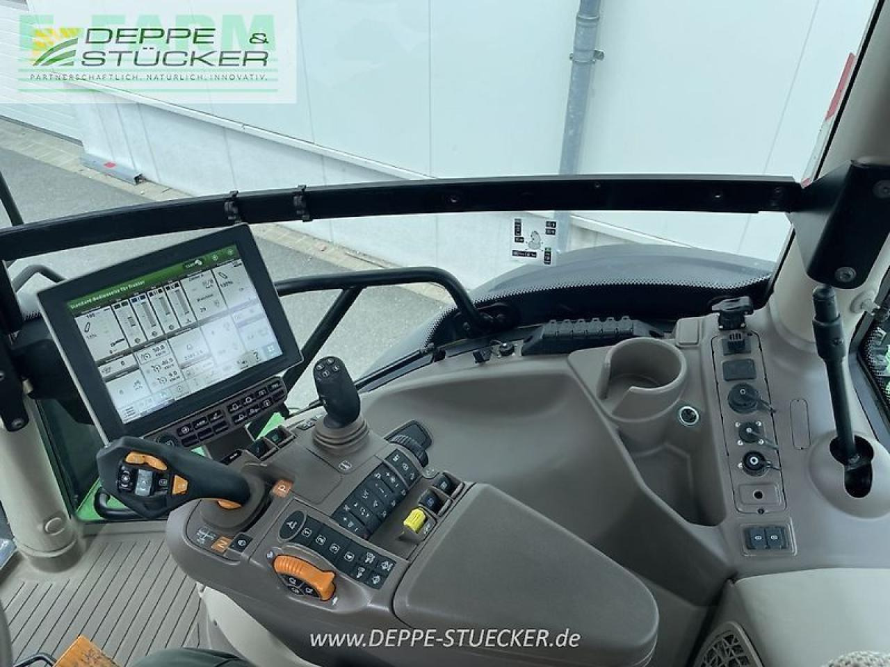 Farm tractor John Deere 6250r: picture 6