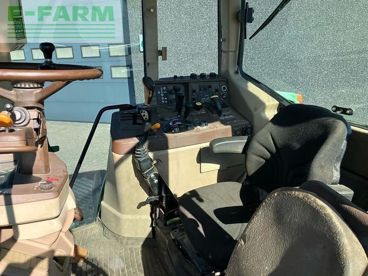 John Deere 6810 - Farm tractor: picture 3 John Deere 6810 - Farm tractor: picture 3