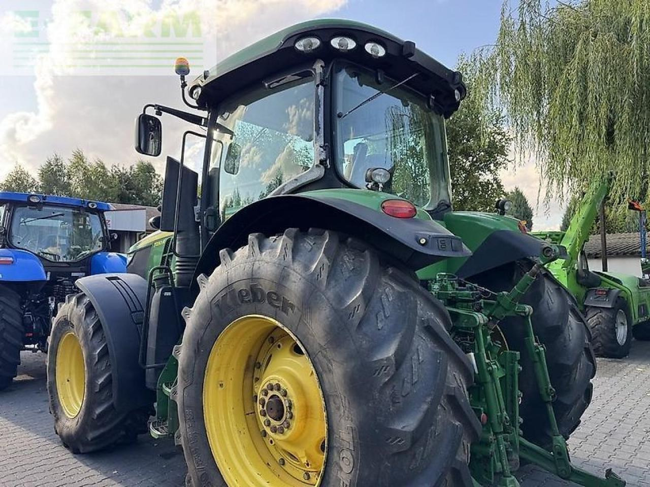Farm tractor John Deere 7230r: picture 8