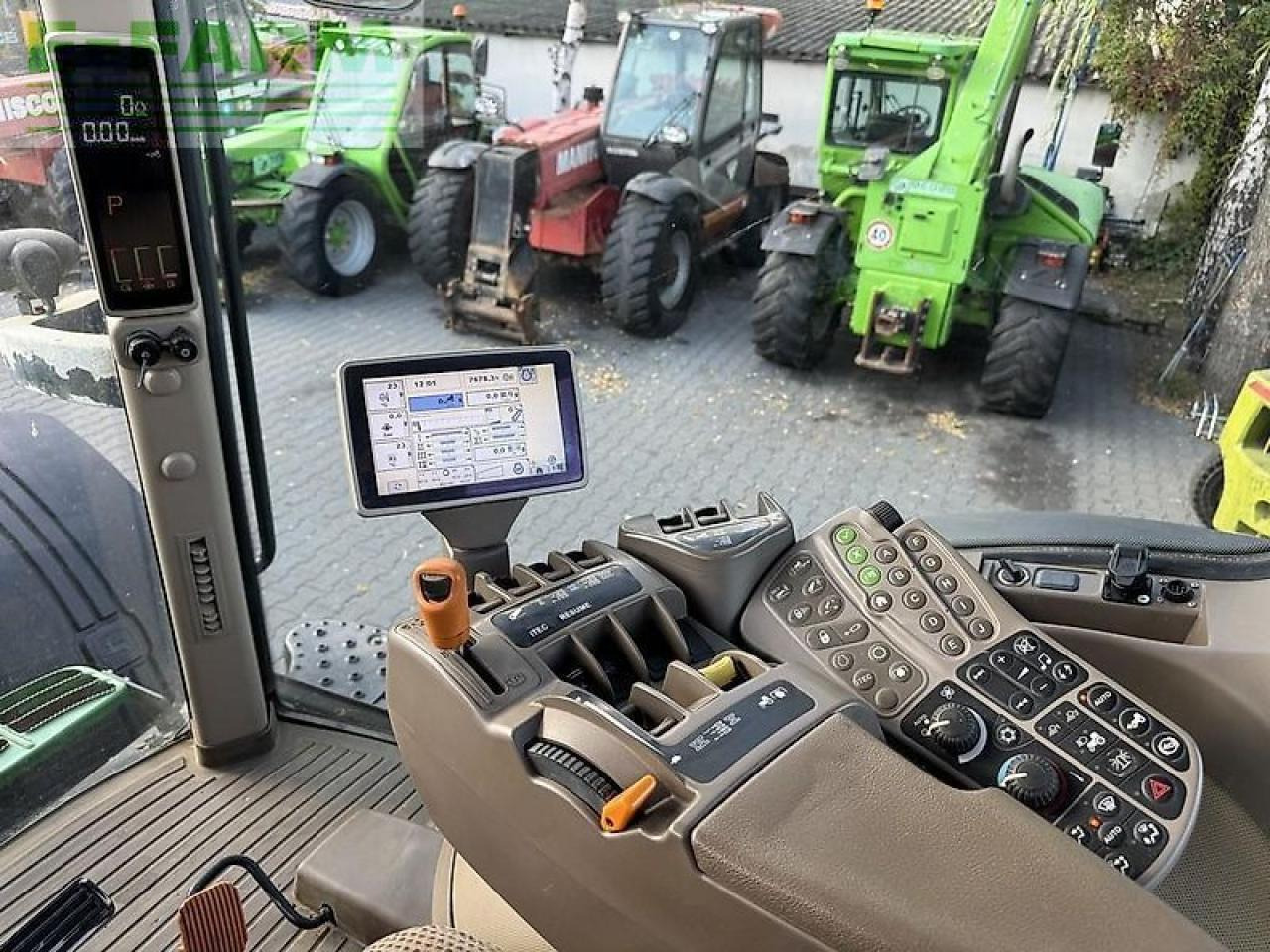Farm tractor John Deere 7230r: picture 11