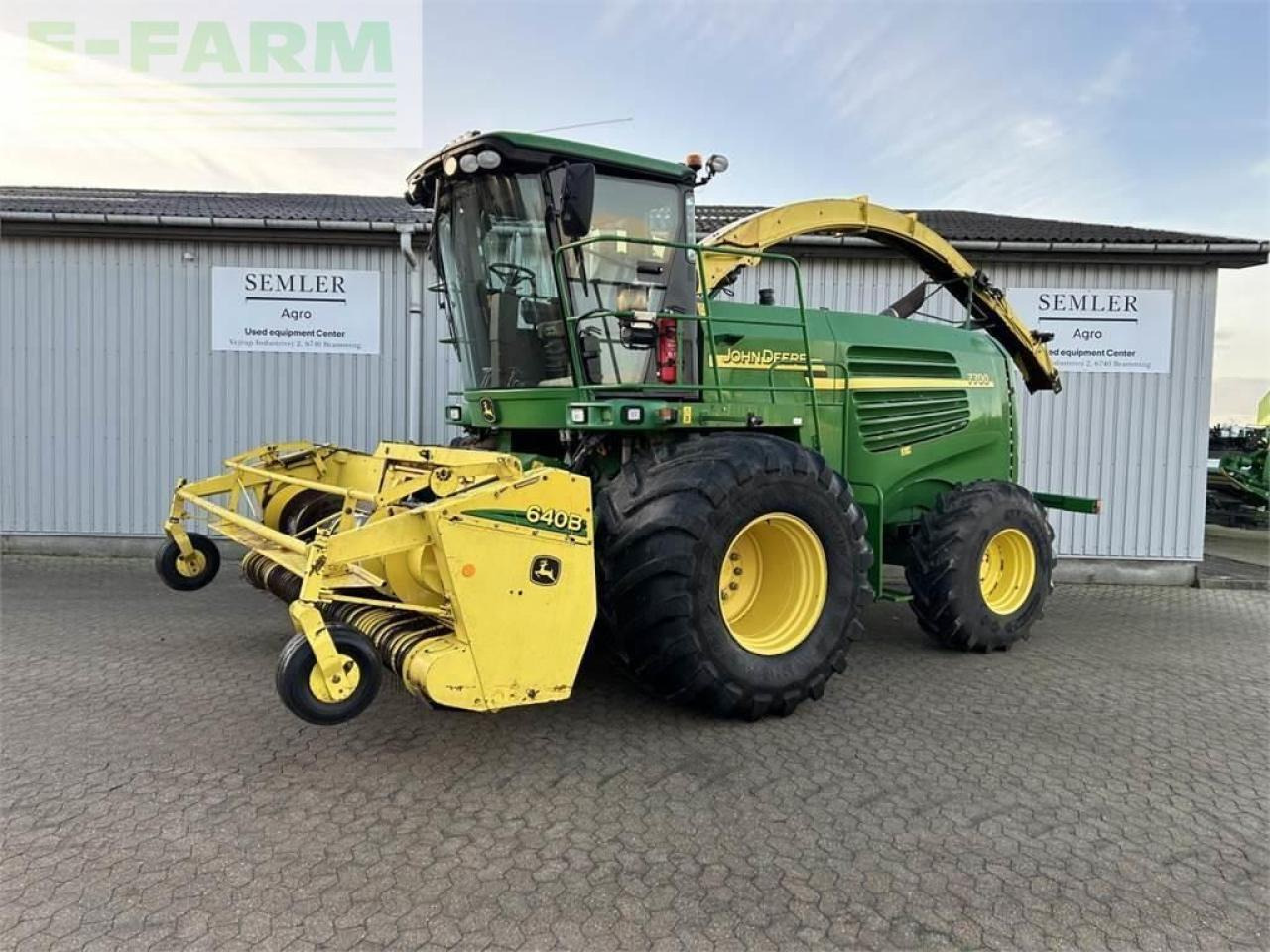 John Deere 7700 - Forage harvester attachment: picture 1 John Deere 7700 - Forage harvester attachment: picture 1