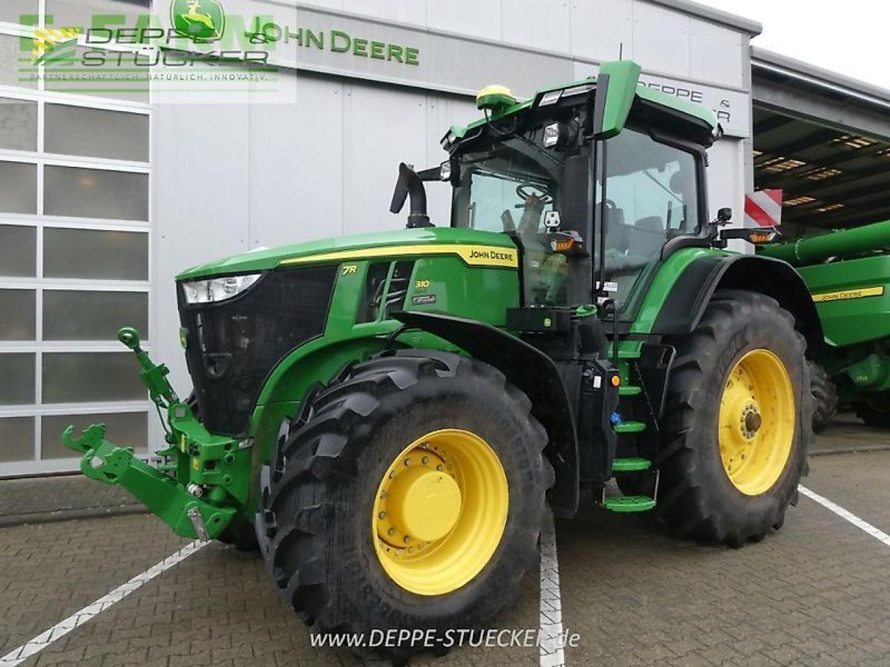 Farm tractor John Deere 7r 310: picture 1